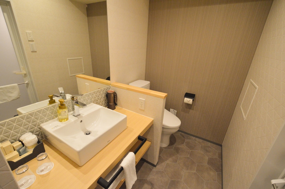 スタンダード ツインルーム 禁煙 バスルーム1 | Rinn 堀川五条