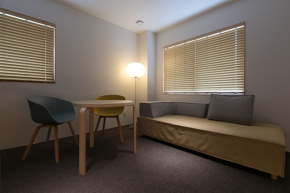 デザイン ツインルーム 禁煙 リビング エリア1 | デザインホテル京都麩屋町