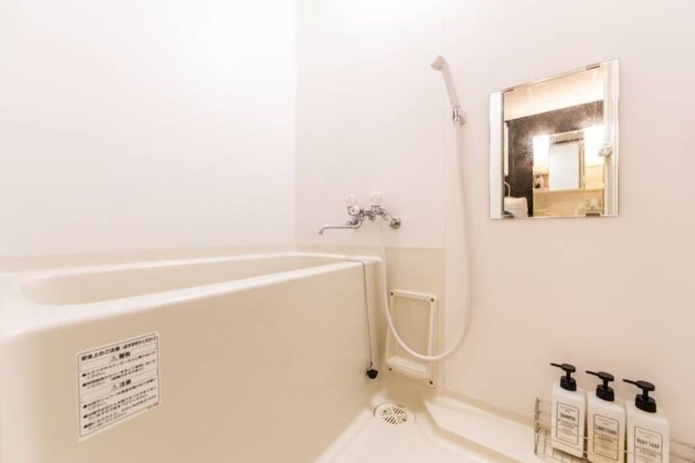 ダブルまたはツインルーム バスルーム2 | ORANGE