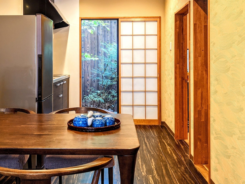 一棟貸切町家 禁煙 リビング エリア4 | 映家 東寺金堂