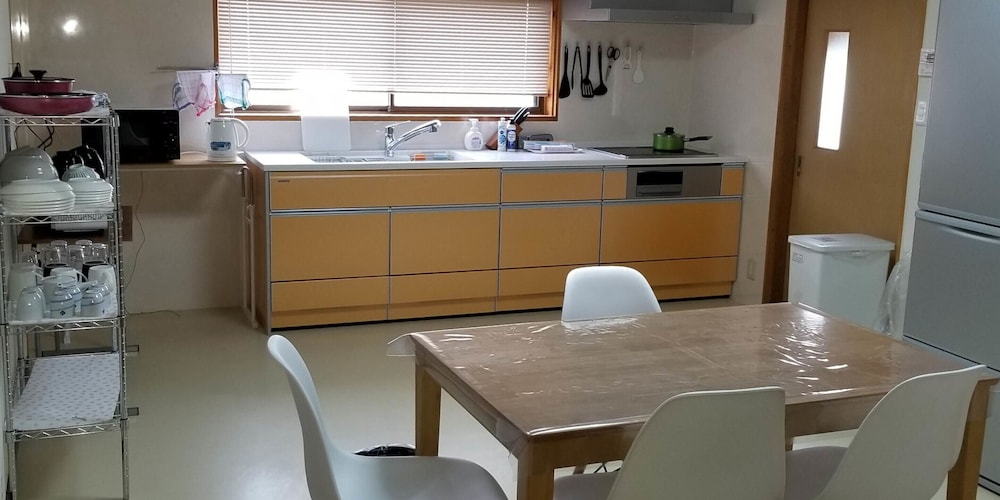 客室内のダイニングエリア1 | 海のまんまえ荘