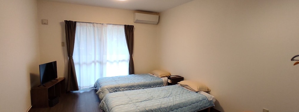 ベーシック ツインルーム シングルベッド 2 台 禁煙 冷蔵庫 | 明石 美ら馬ハウス