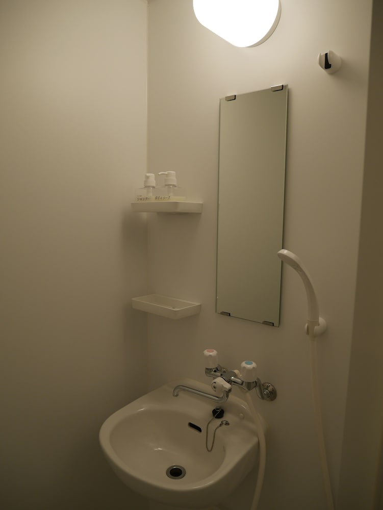 ベーシック ツインルーム シングルベッド 2 台 禁煙 冷蔵庫 バスルーム0 | 明石 美ら馬ハウス