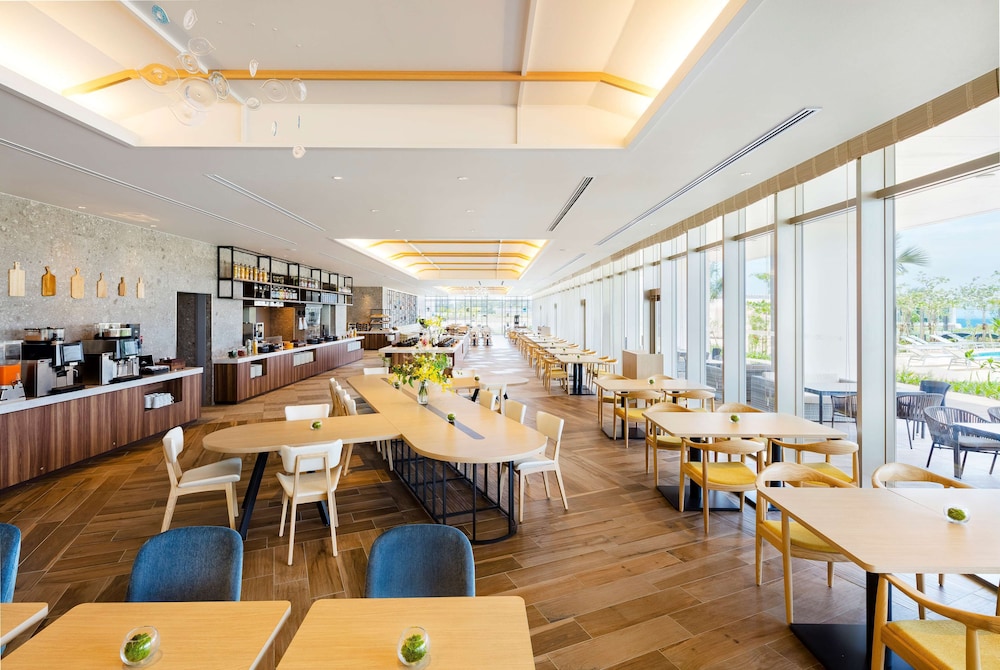 朝食スペース1 | ザ・ビーチリゾート瀬底 by ヒルトンクラブ