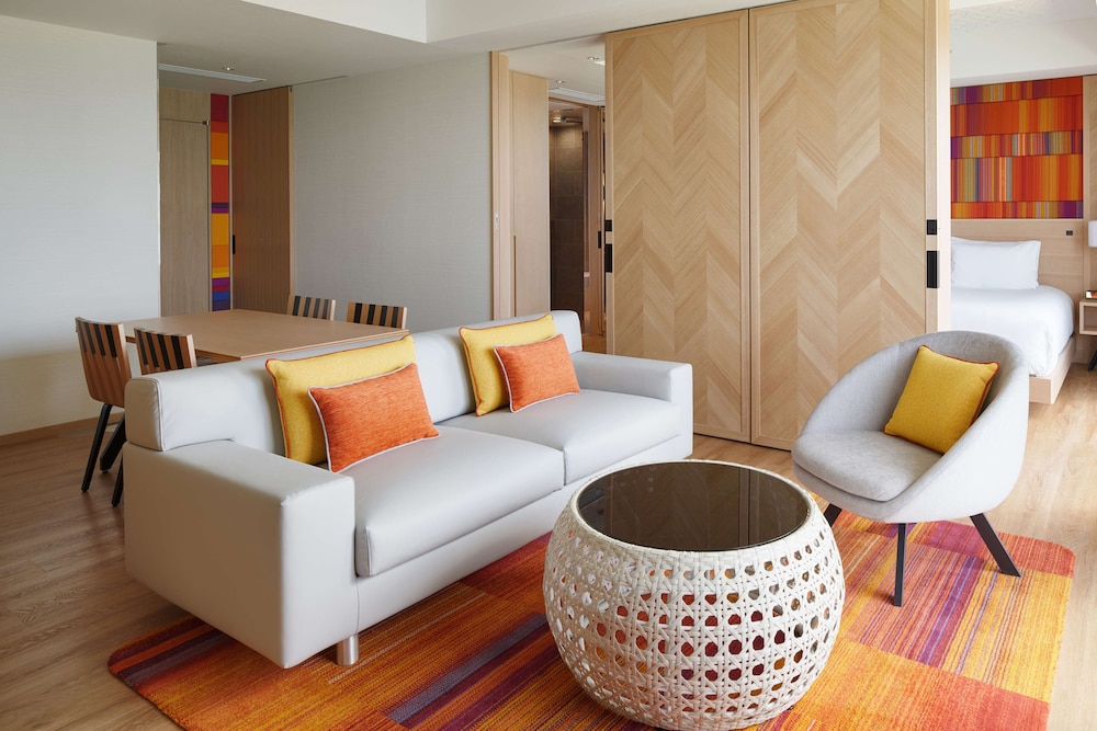 アパートメント 1 ベッドルーム オーシャンビュー リビング エリア1 | ザ・ビーチリゾート瀬底 by ヒルトンクラブ