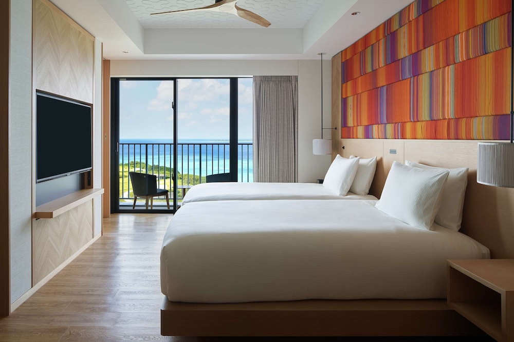 プレミア ルーム 2 ベッドルーム オーシャンビュー 客室1 | ザ・ビーチリゾート瀬底 by ヒルトンクラブ
