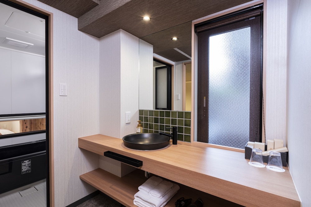 デラックス ダブルルーム 禁煙 バスルーム1 | 鈴 祇園建仁寺 別邸