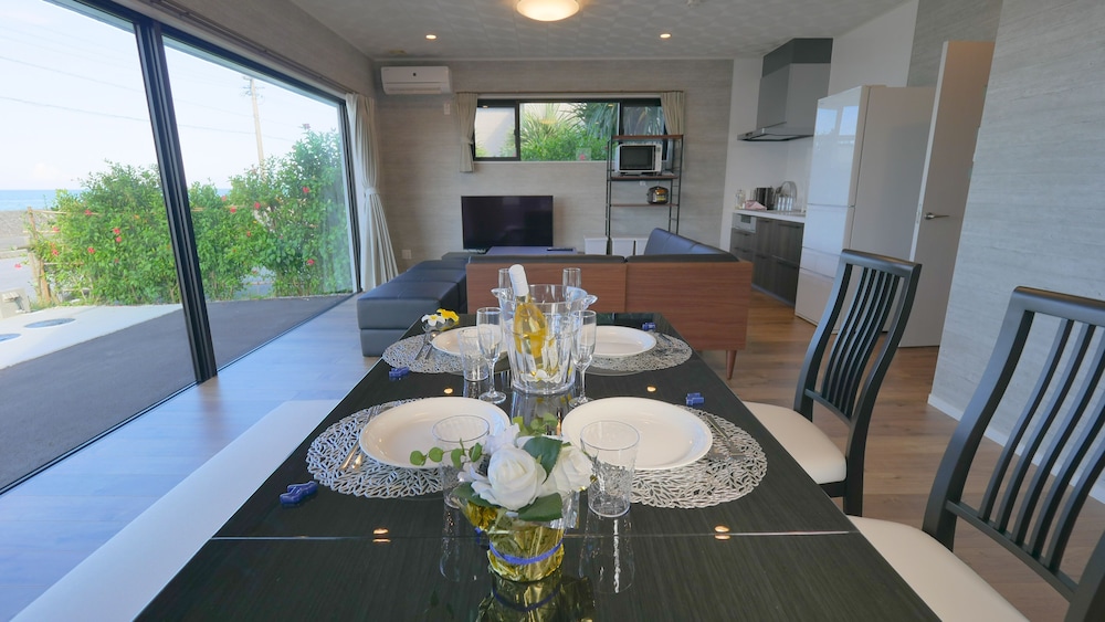 ヴィラ2F 貸切 禁煙 客室内のダイニングエリア1 | Ocean View/ Rooftop sauna &BBQ/ 12 People/PADEL 2F