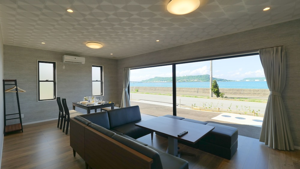 ヴィラ2F 貸切 禁煙 リビング エリア1 | Ocean View/ Rooftop sauna &BBQ/ 12 People/PADEL 2F