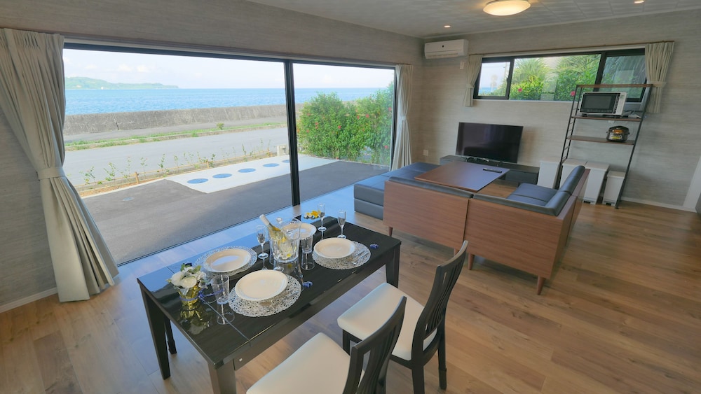 ヴィラ2F 貸切 禁煙 客室内のダイニングエリア0 | Ocean View/ Rooftop sauna &BBQ/ 12 People/PADEL 2F