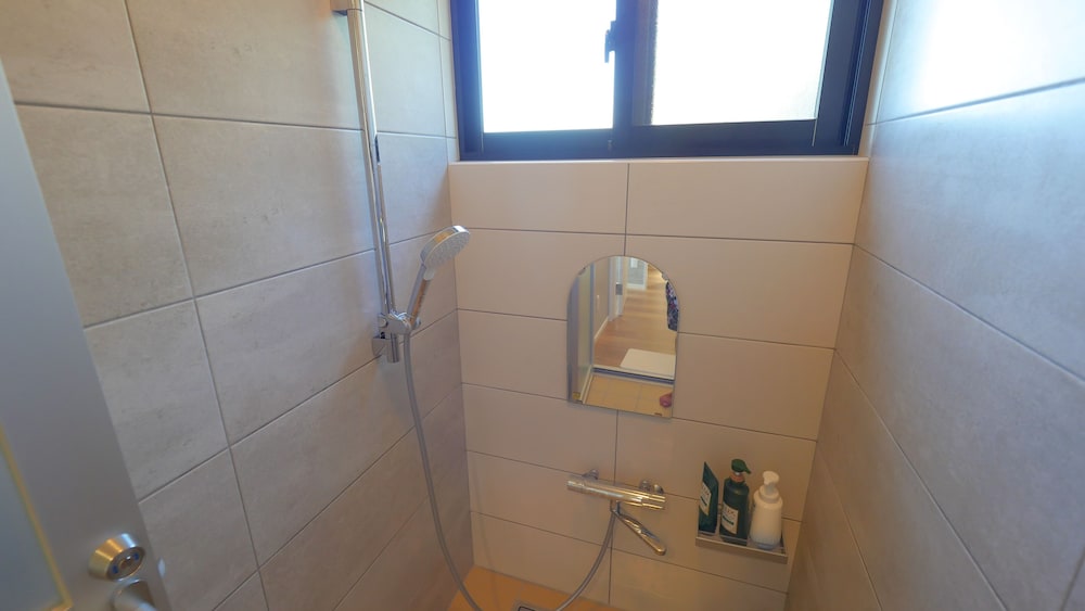ヴィラ2F 貸切 禁煙 バスルームのシャワー0 | Ocean View/ Rooftop sauna &BBQ/ 12 People/PADEL 2F