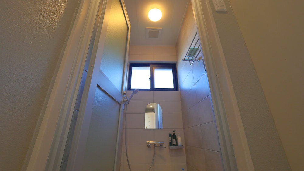 ヴィラ2F 貸切 禁煙 バスルームのシャワー1 | Ocean View/ Rooftop sauna &BBQ/ 12 People/PADEL 2F