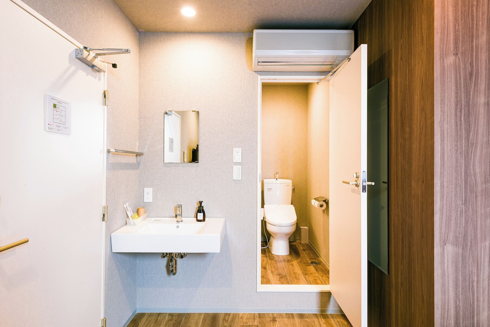 ベーシック ダブルルーム 禁煙 バスルーム1 | アンドホステル浅草合羽橋