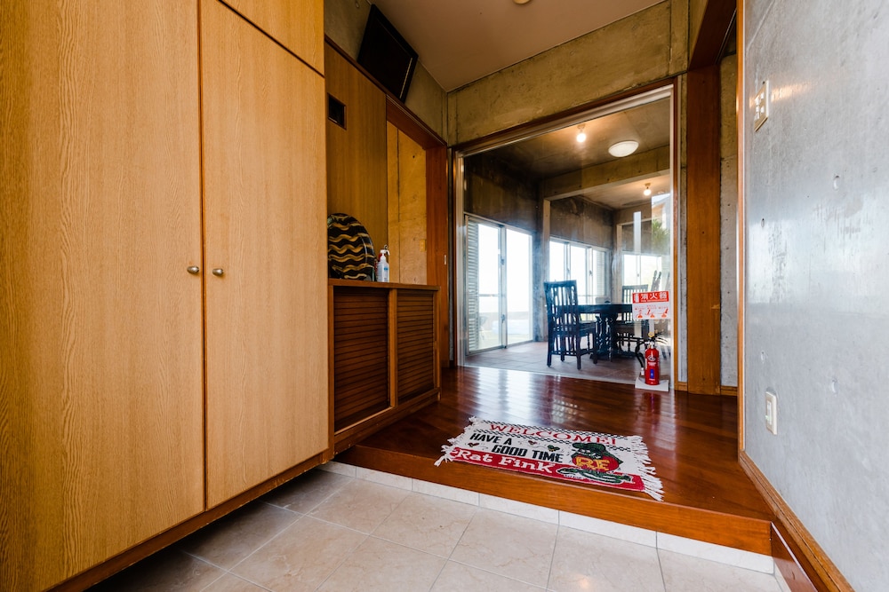 内部エントランス1 | Pine House in Ginoza 内部エントランス1 | Pine House in Ginoza