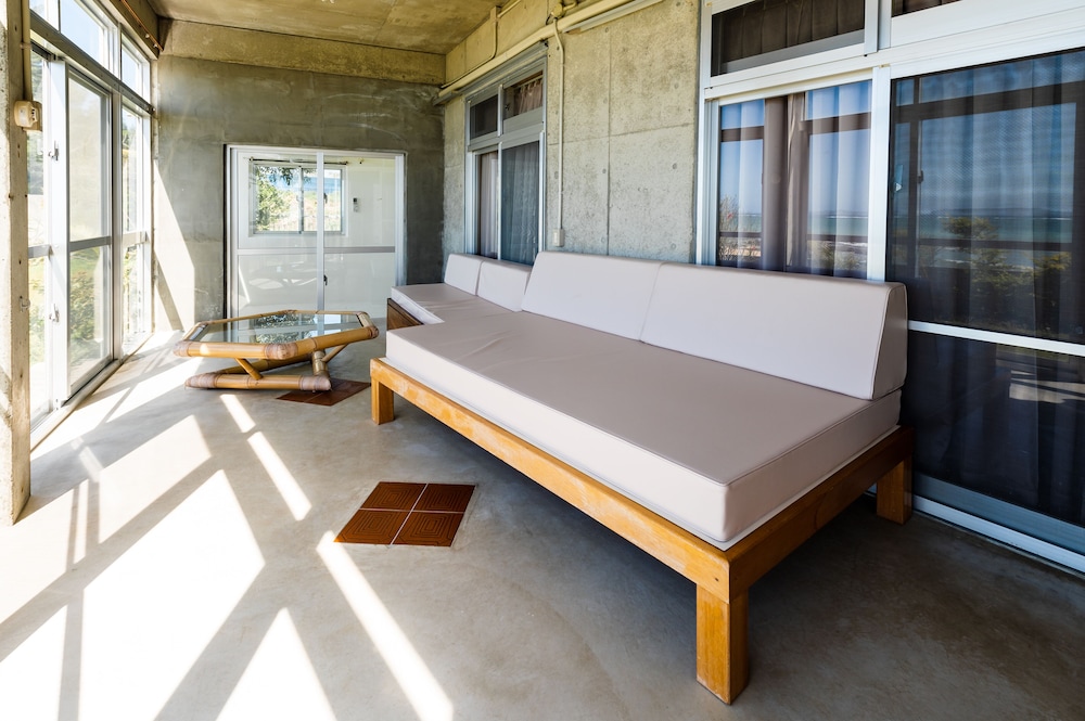Pine House in Ginoza 一棟貸し, 禁煙 (ビーチフロント) リビング エリア14 | Pine House in Ginoza