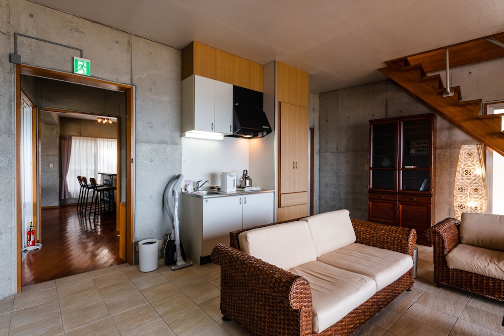 Pine House in Ginoza 一棟貸し, 禁煙 (ビーチフロント) リビング エリア10 | Pine House in Ginoza