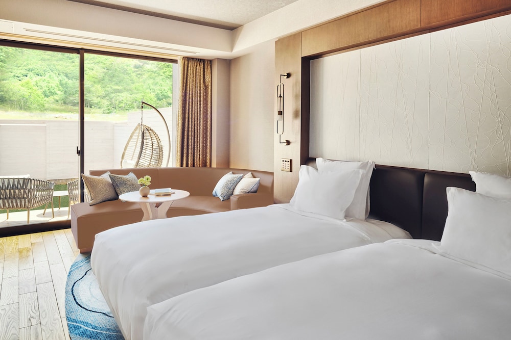 クラシック ルーム ダブルベッド 2 台 (Outdoor Living Area) 客室1 | ANAインターコンチネンタル安比高原リゾート by IHG