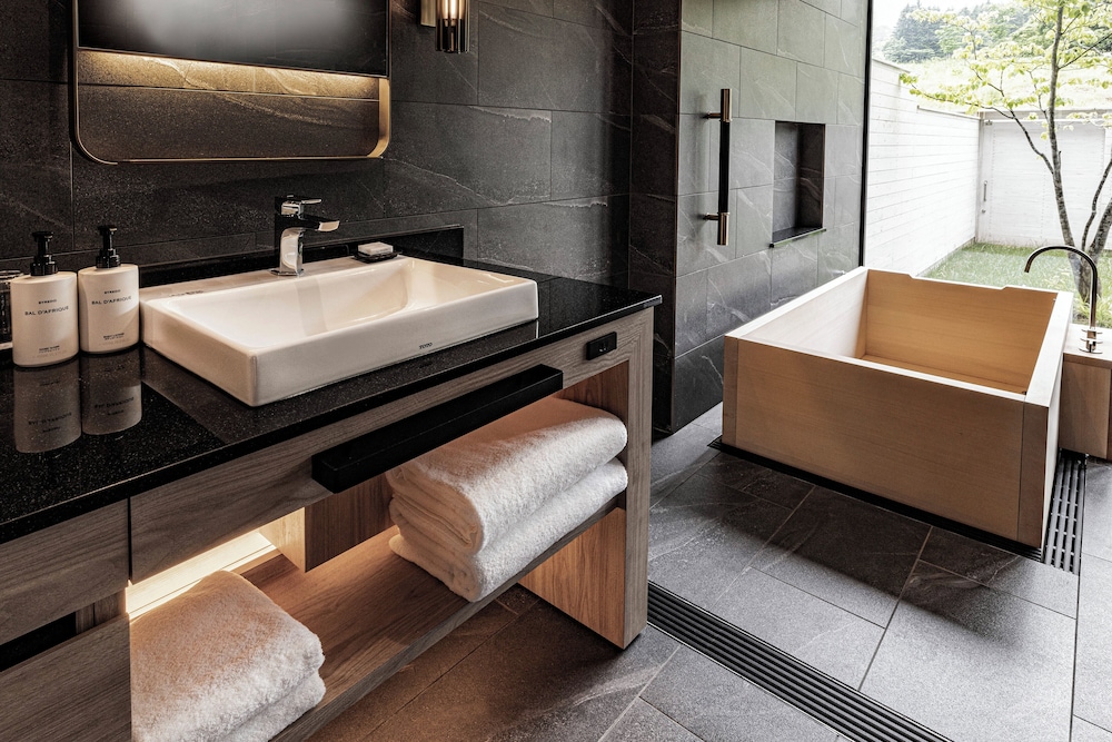 プレミアム ルーム クイーンベッド 2 台 (Outdoor Living Area) バスルーム2 | ANAインターコンチネンタル安比高原リゾート by IHG