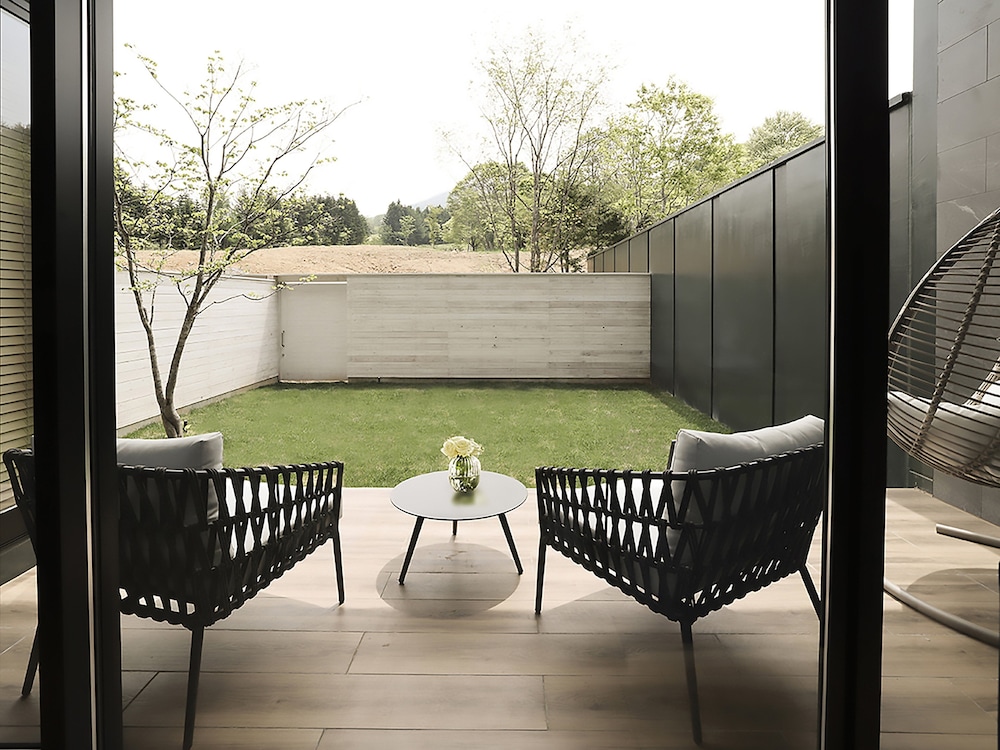 プレミアム ルーム クイーンベッド 2 台 (Outdoor Living Area) 客室の設備とサービス0 | ANAインターコンチネンタル安比高原リゾート by IHG