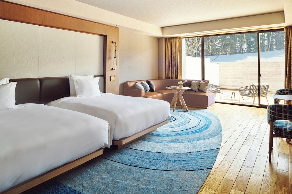 プレミアム ルーム クイーンベッド 2 台 (Outdoor Living Area) 客室2 | ANAインターコンチネンタル安比高原リゾート by IHG