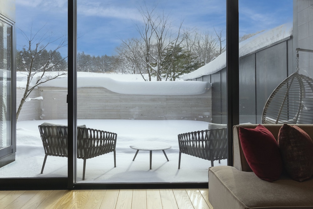 プレミアム ルーム クイーンベッド 2 台 (Outdoor Living Area) 客室の設備とサービス1 | ANAインターコンチネンタル安比高原リゾート by IHG
