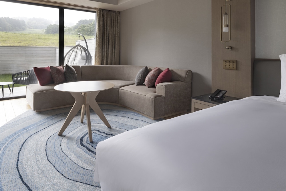 プレミアム ルーム クイーンベッド 2 台 (Outdoor Living Area) 客室1 | ANAインターコンチネンタル安比高原リゾート by IHG