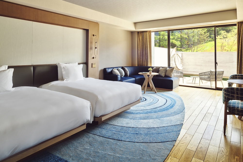 プレミアム ルーム クイーンベッド 2 台 (Outdoor Living Area) 客室2 | ANAインターコンチネンタル安比高原リゾート by IHG