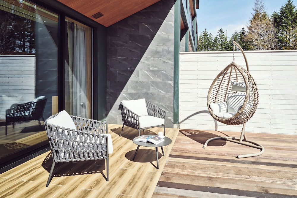 プレミアム ルーム クイーンベッド 2 台 バリアフリー (Outdoor Living Area) 客室の設備とサービス2 | ANAインターコンチネンタル安比高原リゾート by IHG