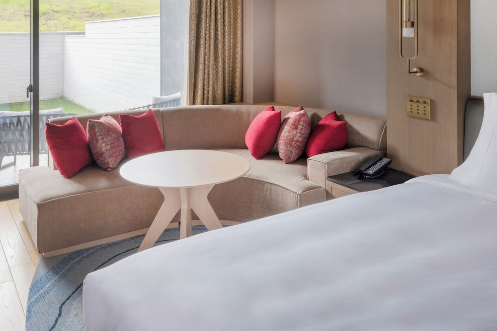 クラシック ルーム ダブルベッド 2 台 (Outdoor Living Area) 客室1 | ANAインターコンチネンタル安比高原リゾート by IHG