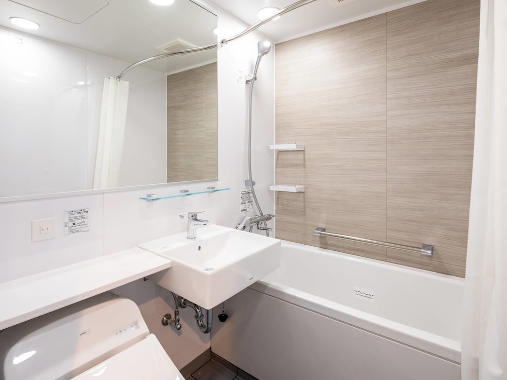 スタンダード ルーム ダブルベッド 1 台 禁煙 バスルーム0 | コンフォートホテル高松