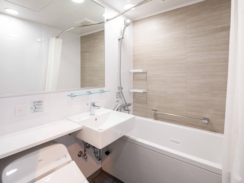 スタンダード ルーム ダブルベッド 1 台 禁煙 バスルーム0 | コンフォートホテル高松