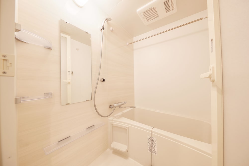 スタンダード ダブルルーム 禁煙 バスルームのシャワー0 | ニューノーマルホテルイン波の上