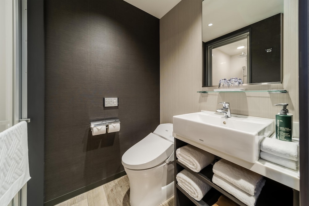 ルーム クイーンベッド 1 台 シティビュー (Guest) バスルーム1 | ヒルトン・ガーデン・イン横浜みなとみらい