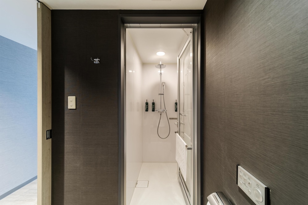 ルーム クイーンベッド 1 台 シティビュー (Guest) バスルームのシャワー0 | ヒルトン・ガーデン・イン横浜みなとみらい