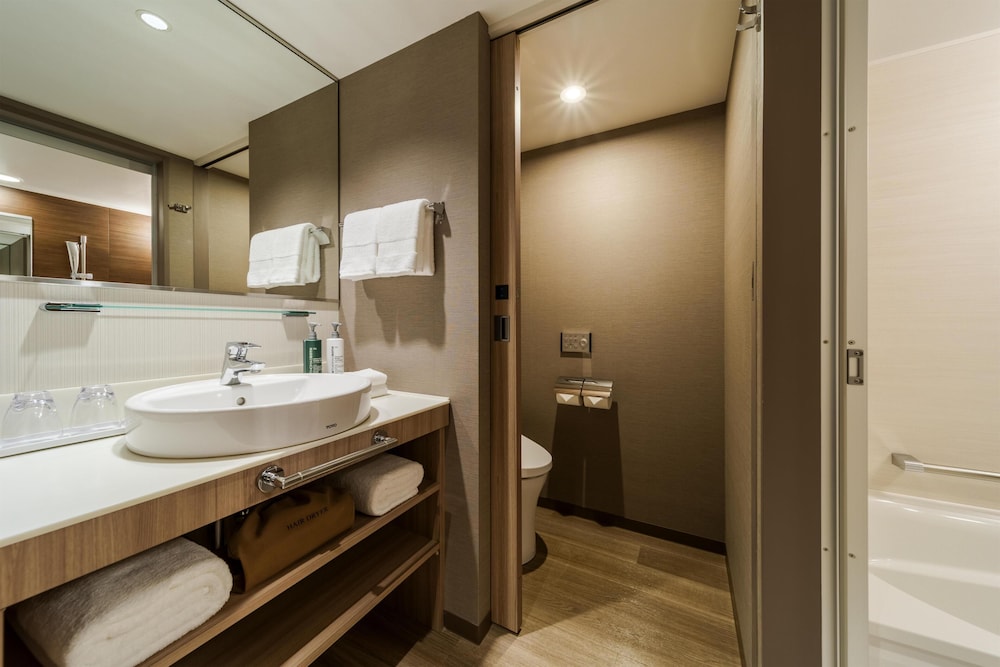 デラックス ルーム シングルベッド 2 台 オーシャンビュー (Family) バスルーム0 | ヒルトン・ガーデン・イン横浜みなとみらい