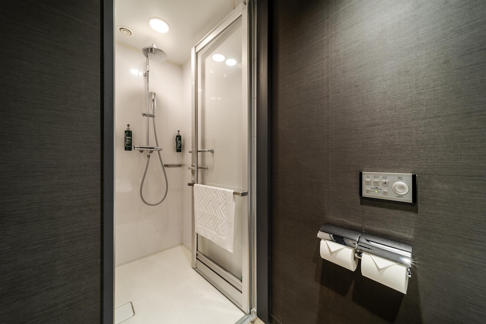 ルーム クイーンベッド 1 台 シティビュー (Guest) バスルーム0 | ヒルトン・ガーデン・イン横浜みなとみらい