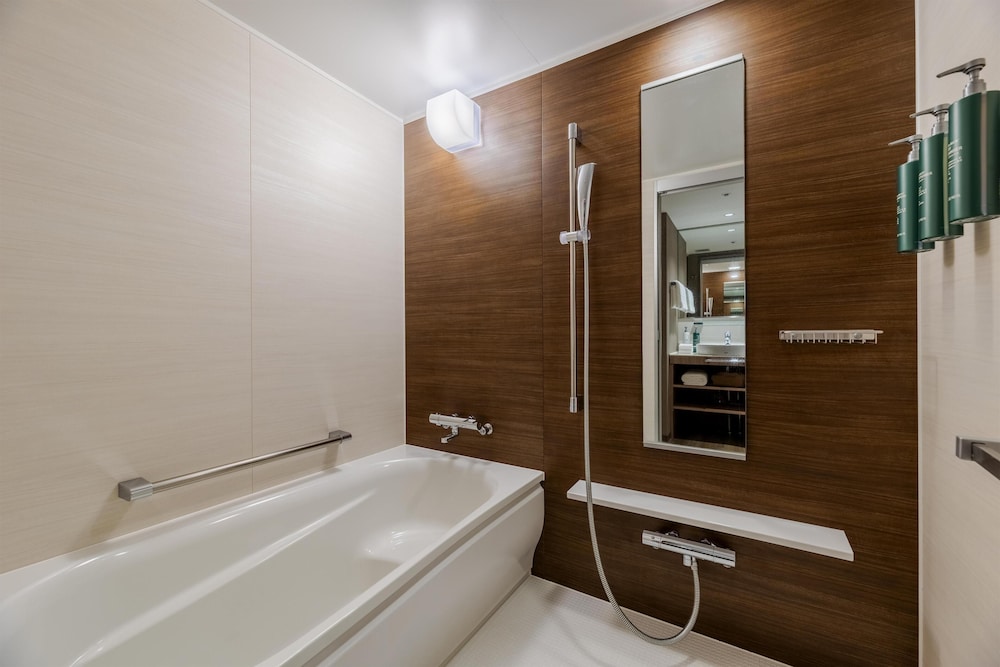 デラックス ルーム シングルベッド 2 台 オーシャンビュー (Family) バスルーム1 | ヒルトン・ガーデン・イン横浜みなとみらい