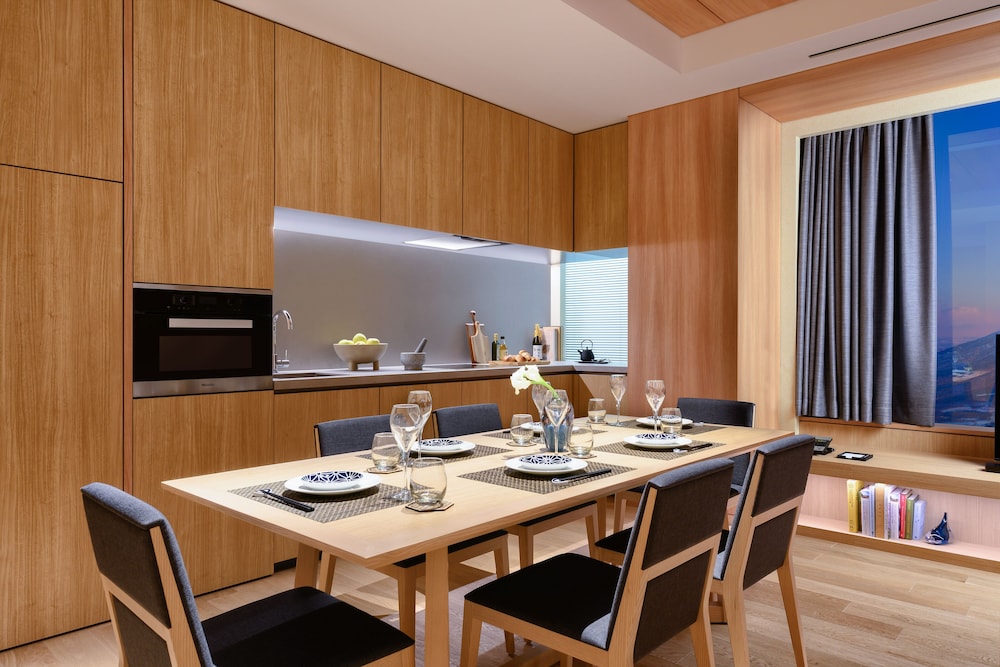 1ベッドルームコーナースイート（畳の間付）禁煙 客室内のダイニングエリア0 | 雪ニセコ