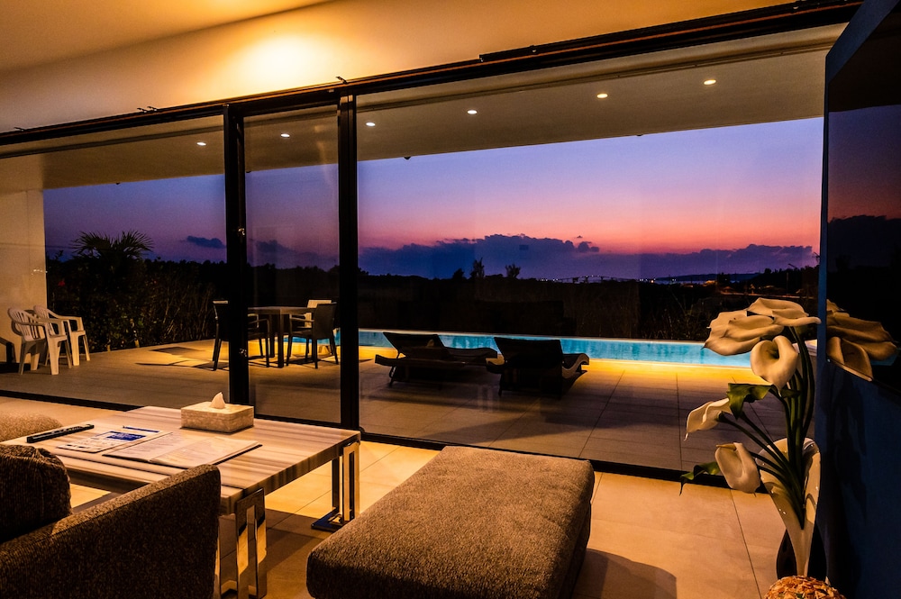 ヴィラ 禁煙 リビング エリア10 | Villa Alyssum 宮古島