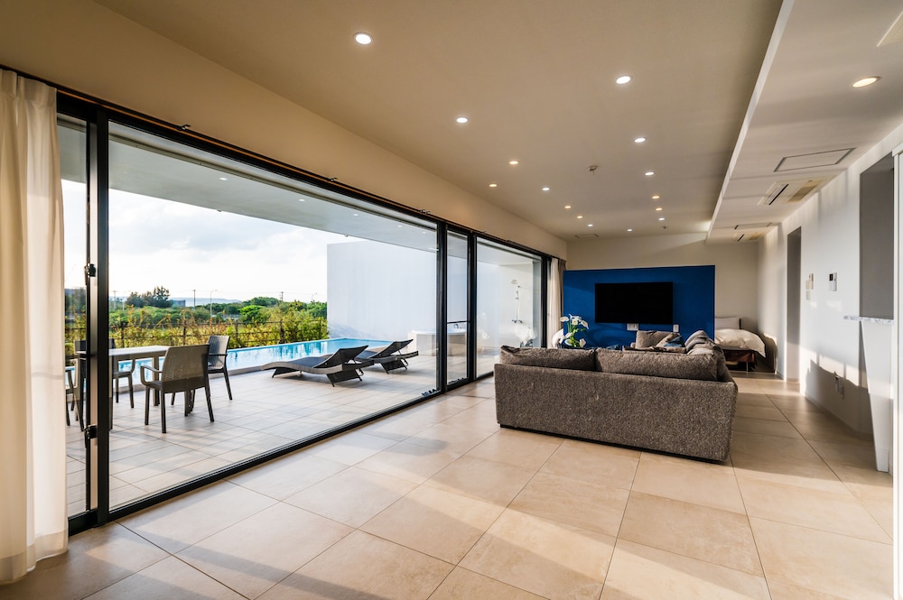 ヴィラ 禁煙 リビング エリア1 | Villa Alyssum 宮古島