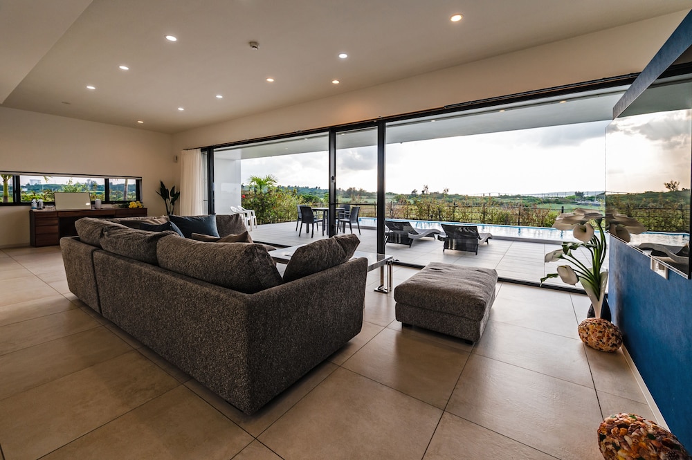 ヴィラ 禁煙 リビング エリア3 | Villa Alyssum 宮古島