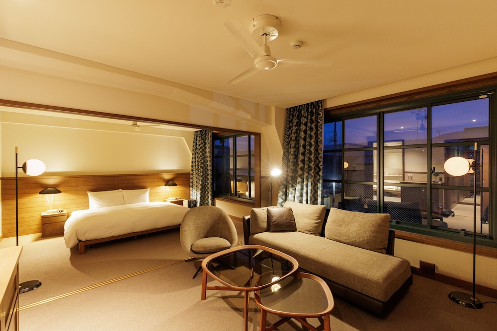 ジュニアスイート ラウンジ利用込 (旧任天堂本社社屋) 禁煙 リビング エリア1 | 丸福樓