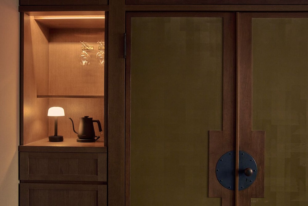 スーペリアキング ラウンジ利用込 (旧任天堂本社社屋) 禁煙 客室2 | 丸福樓