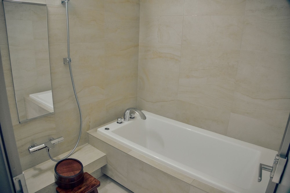 スタンダードツイン ラウンジ利用込 (安藤忠雄氏デザイン) 禁煙 バスルーム2 | 丸福樓