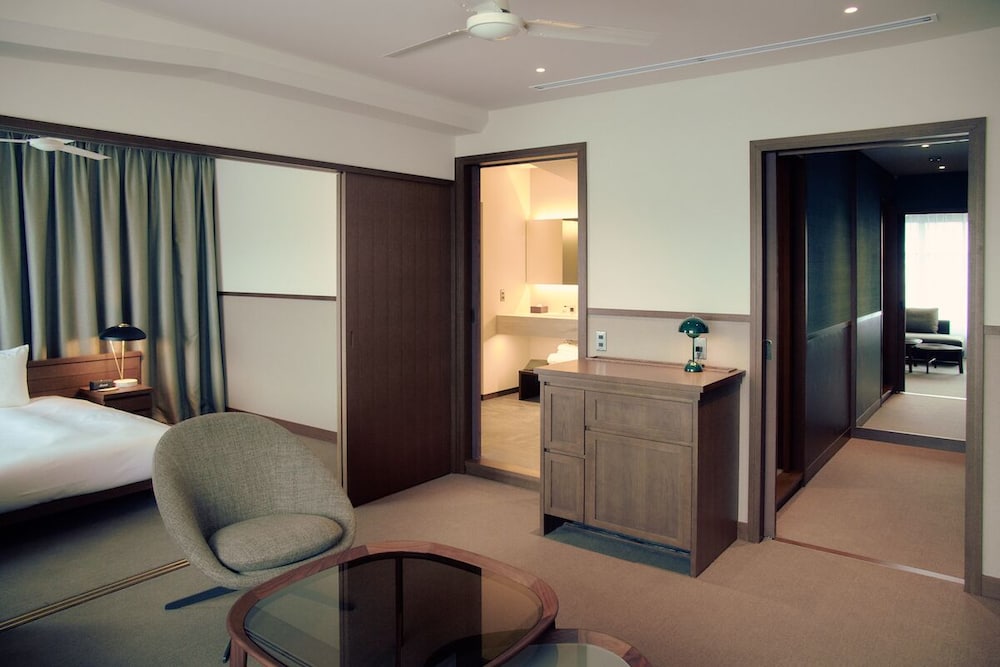 ジュニアスイート ラウンジ利用込 (旧任天堂本社社屋) 禁煙 リビング エリア0 | 丸福樓