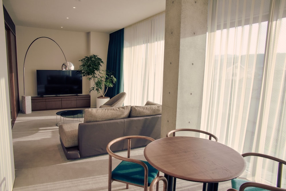 レジデンシャルスイート ラウンジ利用込 (安藤忠雄氏デザイン) 禁煙 リビング エリア0 | 丸福樓