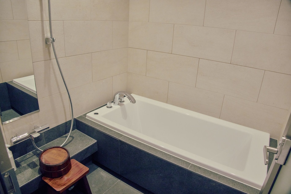 スーペリアキング ラウンジ利用込 (旧任天堂本社社屋) 禁煙 バスルーム1 | 丸福樓