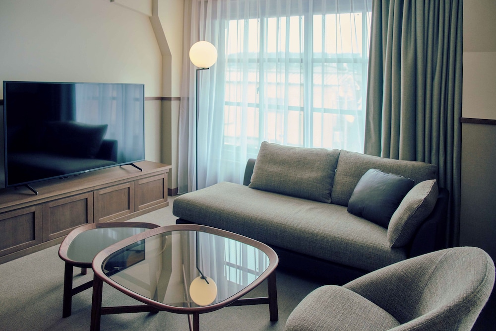 ジュニアスイート ラウンジ利用込 (旧任天堂本社社屋) 禁煙 リビング エリア2 | 丸福樓