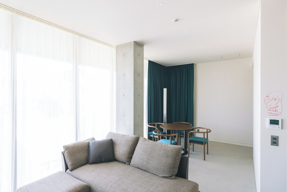 レジデンシャルスイート ラウンジ利用込 (安藤忠雄氏デザイン) 禁煙 リビング エリア1 | 丸福樓