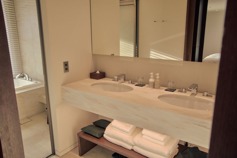 レジデンシャルスイート ラウンジ利用込 (安藤忠雄氏デザイン) 禁煙 バスルーム0 | 丸福樓